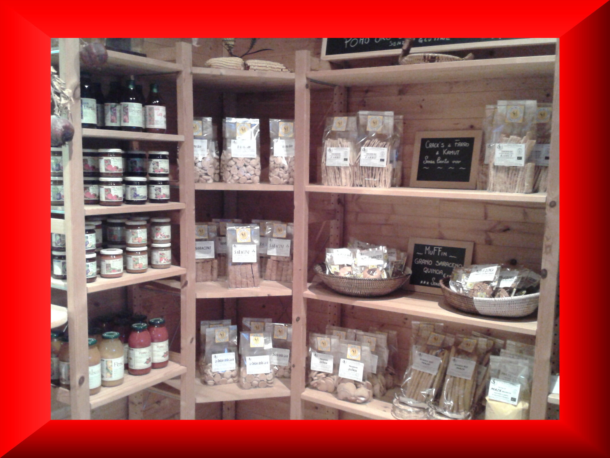 negozio-scaffale-fronte-cornice-rossa.jpeg