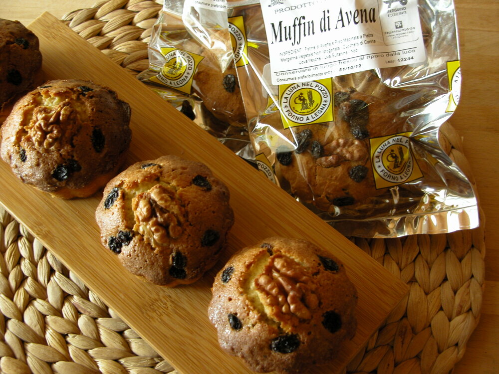 Tre muffin sulla tavola in legno