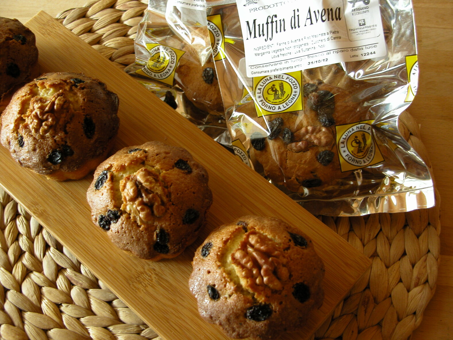 Tre muffin sulla tavola in legno Tre muffin sulla tavola in legno
