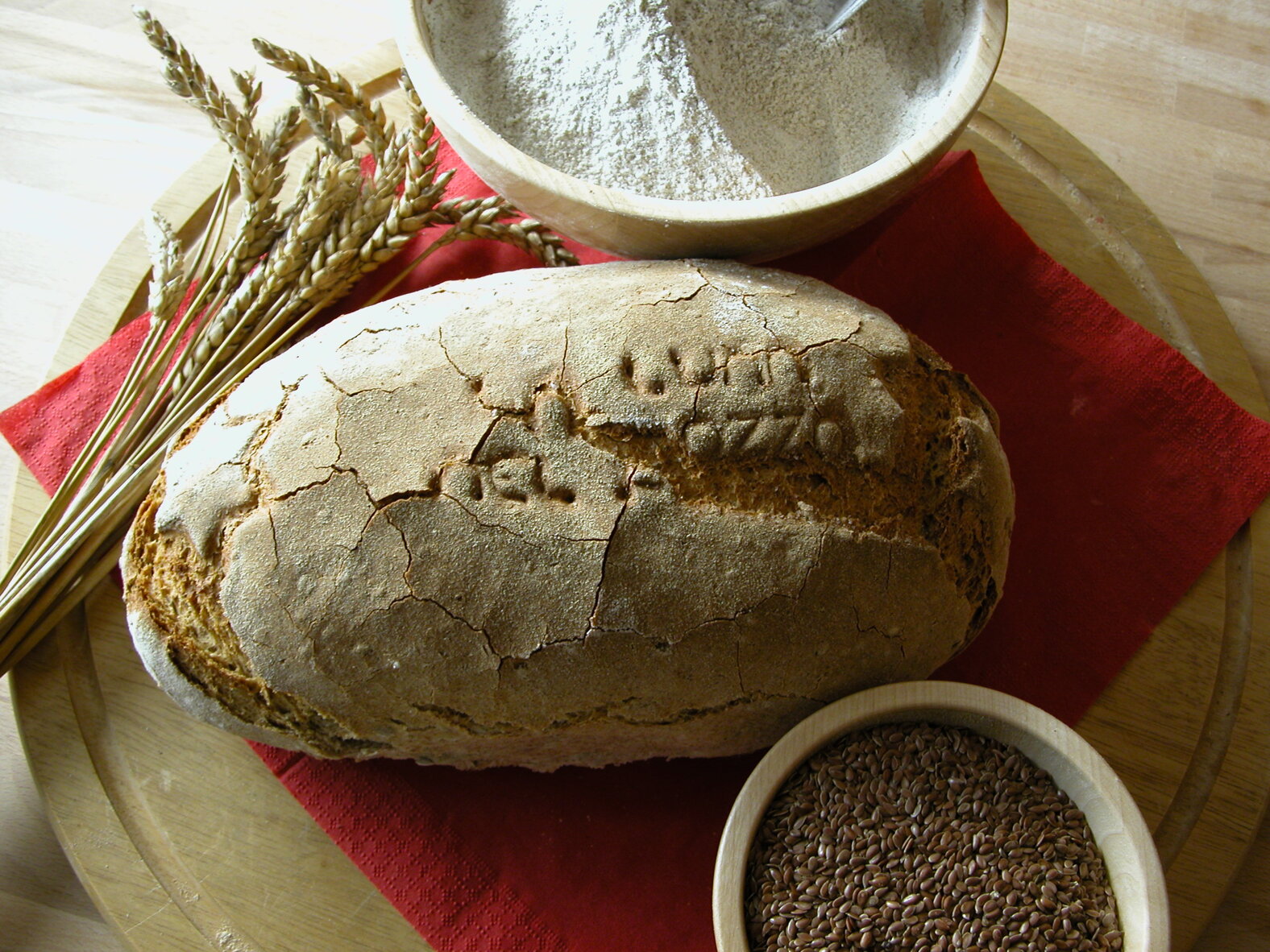 Pane tra le spighe su tagliere Pane tra le spighe su tagliere