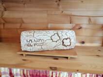 Pagnotta artigianale decorata esposta su supporto di legno