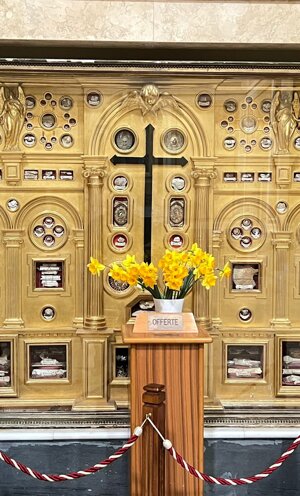 eyJpdCI6IlJlbGlxdWFpcmUgZGVzIHNhaW50cyBtYXJ0eXJzIn0=