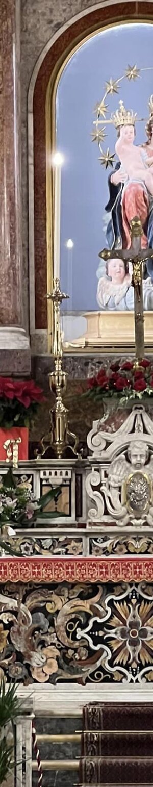 Altare maggiore con la statua della Madonna delle Grazie