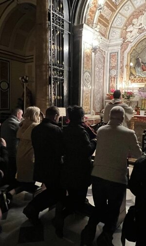 Pellegrini da tutto il mondo giungono al Santuario per pregare ai piedi dell'altare di St. Filomena