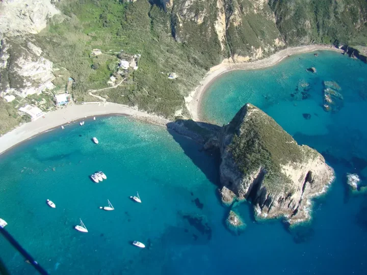 rotta-arcipelago-pontino-isola-palmarola-spiaggia-mareventicharternettuno rotta-arcipelago-pontino-isola-palmarola-spiaggia-mareventicharternettuno