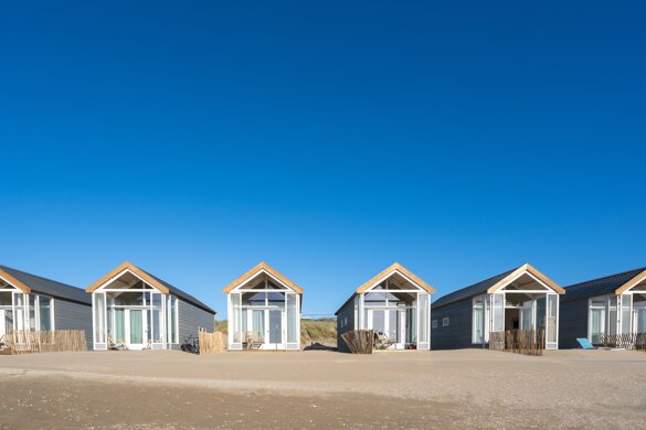 beautiful-shot-resting-cabins-sand-beach.jpeg beautiful-shot-resting-cabins-sand-beach.jpeg