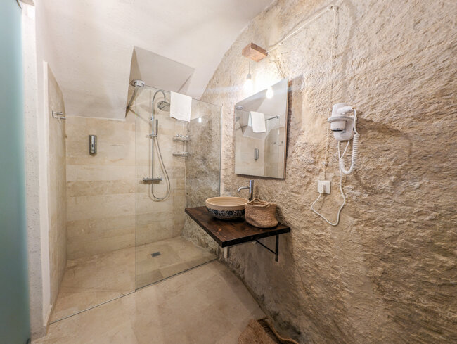 albergo-diffuso-agira-vista-etna - bagno - doccia walkin.jpeg