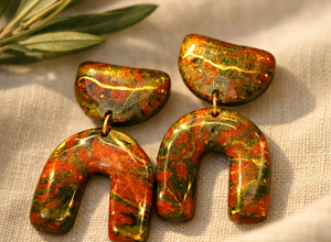 orecchini%20verde-arancio%20su%20modella orecchini%20verde-arancio%20su%20modella
