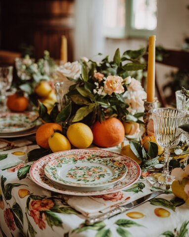 anonymous_foto_di_una_tavola_imbandita_con_decorazioni_floreali_4683302c-9d63-43e4-9d7d-11bbc8959e8b.jpeg
