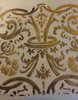 Decorazione eseguita con la tecnica dello stencil dipinto e apposizione manuale di luci e ombre