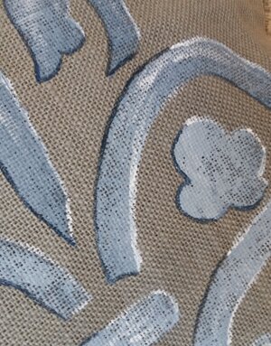 Decorazione eseguita con la tecnica dello stencil dipinto e apposizione manuale di luci e ombre