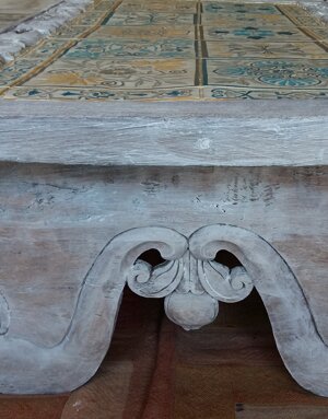 Piano decorato a mattonelle in stile vittoriano dipinte a tempera su stucco steso