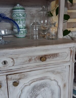 Credenza restaurata, particolari ricostruiti in pasta di legno e applicazione di rete alle vetrine 