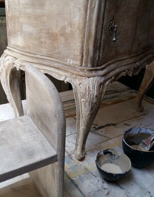 Patina realizzata con l'utilizzo di colle naturali e pigmenti attraverso stratificazioni materiche