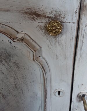 Credenza restaurata, particolari ricostruiti in pasta di legno e applicazione di rete alle vetrine 