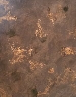 Stratificazioni materiche realizzate con grassello di calce e lamine in foglia oro