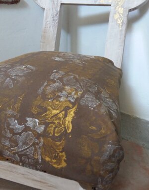 Decorazione eseguita con la tecnica del block printing in oro e bianco