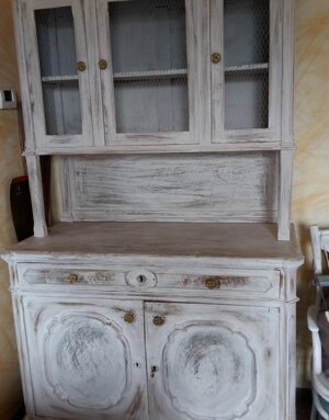 Credenza restaurata, particolari ricostruiti in pasta di legno e applicazione di rete alle vetrine 