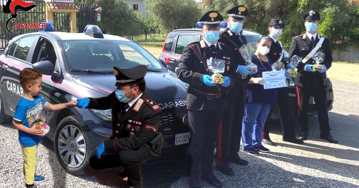 BUDONI: I CARABINIERI REGALANO MASCHERINE AI BAMBINI E LORO RICAMBIANO CON DISEGNI E DIPLOMI. BUDONI: I CARABINIERI REGALANO MASCHERINE AI BAMBINI E LORO RICAMBIANO CON DISEGNI E DIPLOMI.
