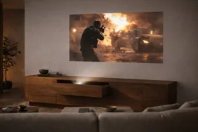 Videoproiettore nascosto in mobile con proiezione su parete in living moderno Videoproiettore nascosto in mobile con proiezione su parete in living moderno