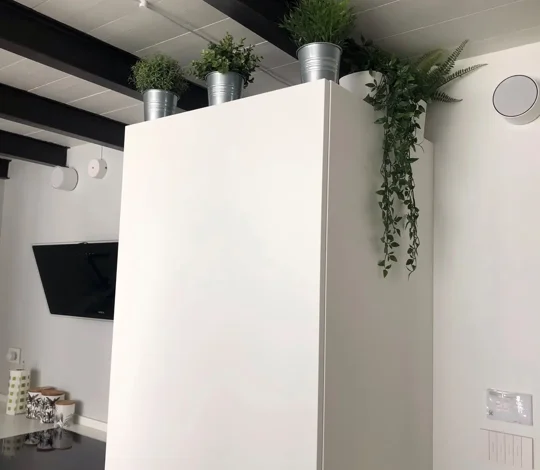 Realizzazione impianto audio con diffusori di design in un loft a Torino