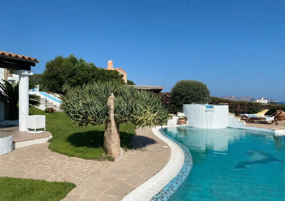 Impianto audio outdoor con diffusori da giardino in cemento Architettura Sonora in villa con piscina a Porto Cervo
