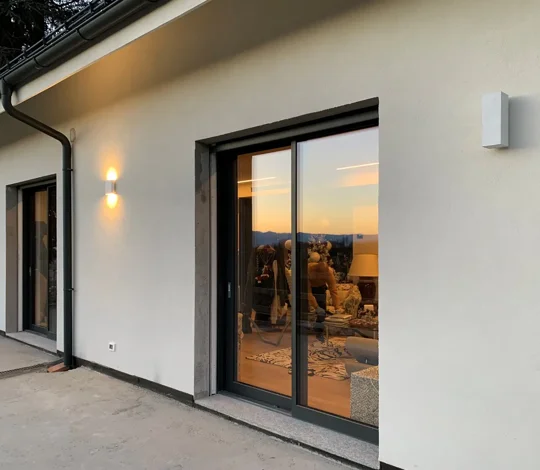 Realizzazione dell'impianto audio esterno con diffusori di design sul terrazzo di una villa sulla collina di Torino