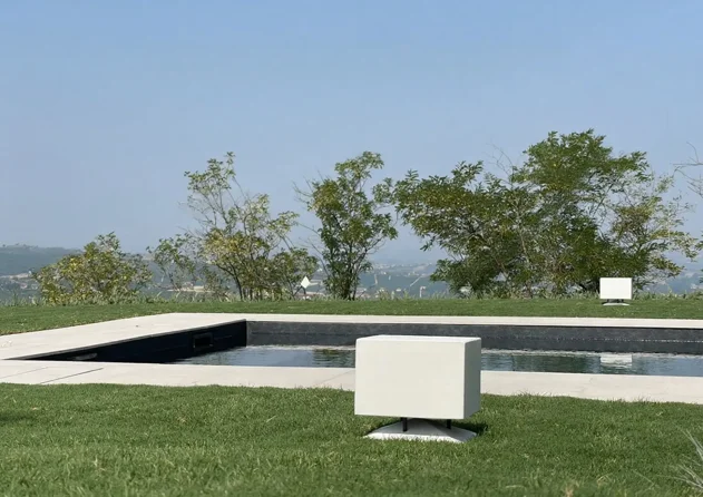 Diffusione sonora in giardino con piscina con diffusori da esterno in cemento in casale nelle Langhe