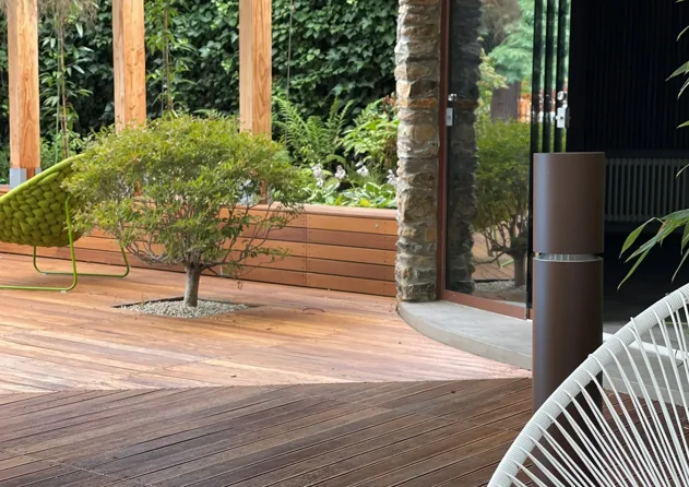 Diffusore da esterno di design Laboratorio Audio Iride in finitura corten in giardino con piscina