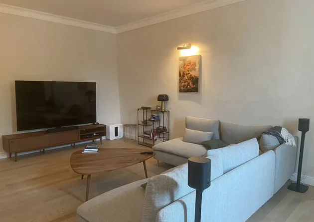 Impianto home theater Sonos completo con soundbar, subwoofer e diffusori posteriori su stand per cinema in casa