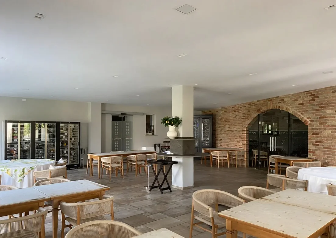 Sistema audio integrato in un ristorante, progettato per offrire musica uniforme e discreta.