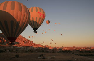 Immagini della homepage con tour leader professionale che accompagna gruppi in viaggi organizzati per tour operator nazionali e internazionali Immagini della homepage con tour leader professionale che accompagna gruppi in viaggi organizzati per tour operator nazionali e internazionali