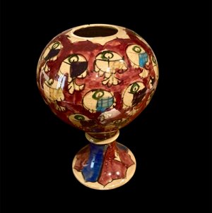 lavorato finemente e dipinto a mano