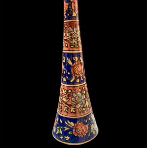 lavorato finemente e dipinto a mano