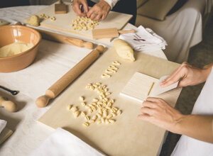 eyJpdCI6IkNvb2tpbmcgQ2xhc3NfTGUgc3RyYWRlIGRlbCBndXN0byIsImZyIjoiQ291cnMgZGUgY3Vpc2luZSBhdmVjIGTpZ3VzdGF0aW9uX0xlIHN0cmFkZSBkZWwgZ3VzdG8ifQ==