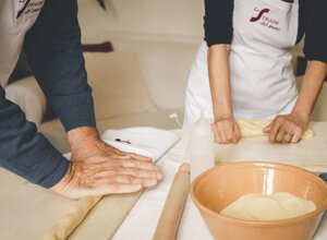 eyJpdCI6IkNvb2tpbmcgQ2xhc3NfTGUgc3RyYWRlIGRlbCBndXN0byIsImZyIjoiQ291cnMgZGUgY3Vpc2luZSBhdmVjIGTpZ3VzdGF0aW9uX0xlIHN0cmFkZSBkZWwgZ3VzdG8ifQ==