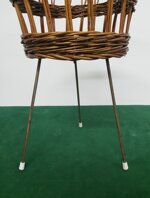 cesto-in-vimini-con-gambe