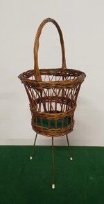 cesto-in-vimini-con-gambe