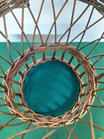 cesto-in-vimini-con-gambe