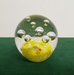 palla-fermacarte-in-vetro-con-inclusioni-colorate