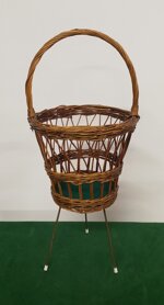 cesto-in-vimini-con-gambe