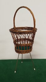 cesto-in-vimini-con-gambe
