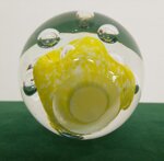 palla-fermacarte-in-vetro-con-inclusioni-colorate