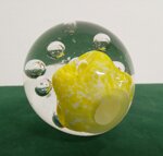 palla-fermacarte-in-vetro-con-inclusioni-colorate