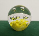 palla-fermacarte-in-vetro-con-inclusioni-colorate