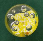 palla-fermacarte-in-vetro-con-inclusioni-colorate