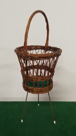 cesto-in-vimini-con-gambe
