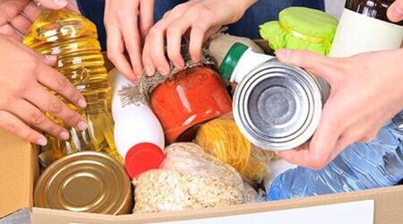 I pacchi alimentari donati dalla Protezione civile