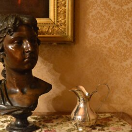 Il busto scolpito da Antonio Ugo