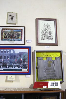 cimeli vari, in particolare, in basso a destra, un “memoriale del servizio” originale del 1913